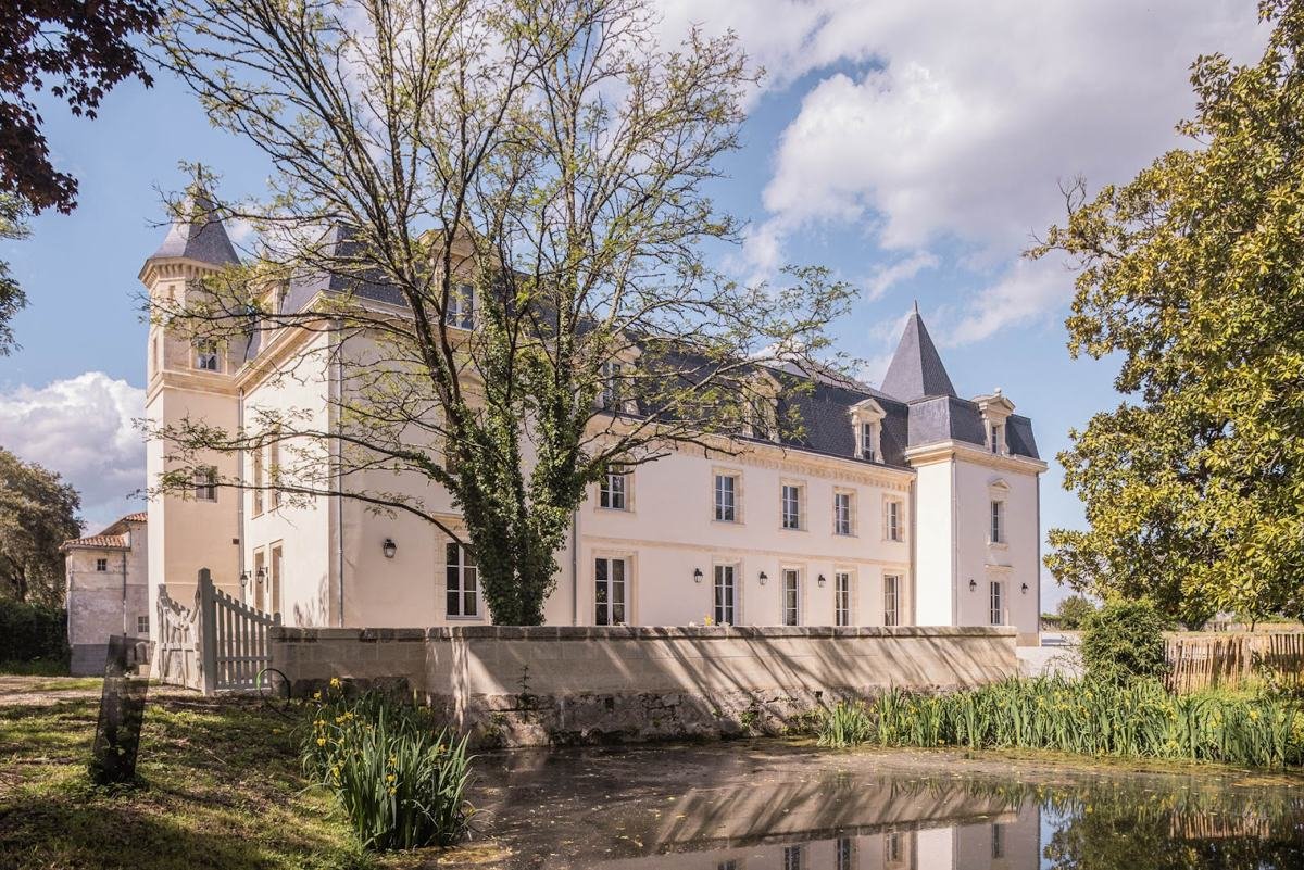 Le Château Sénéjac et son reflet dans l'eau, au Pian-Médoc