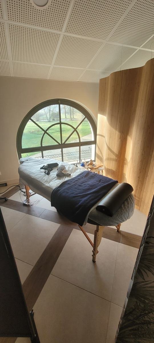 Une table de soin prête sous une fenêtre en arche, au château