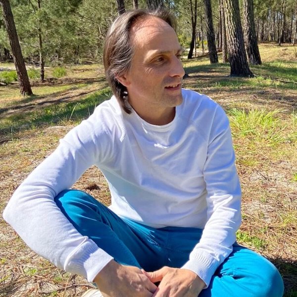 Sébastien Marcadet, fondateur de l'espace SÉSÂMES, assis dans la pinède.