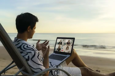 digital-nomad-1-1920x1281-AoPvRbbDGwtwpWBR.webp Homme en télétravail au bord de la mer