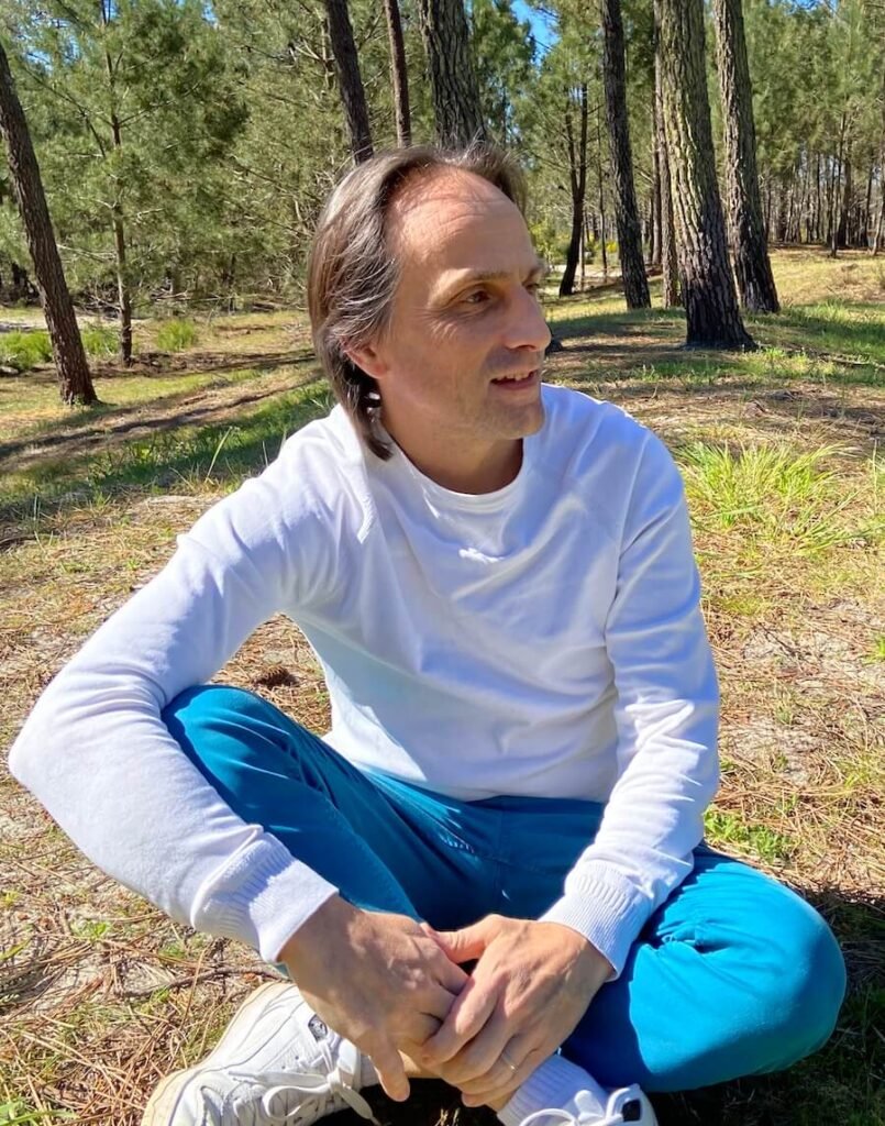 Portrait de Sébastien Marcadet dans la forêt, créateur de l’espace SÉSÂMES pour les périodes de transition de vie